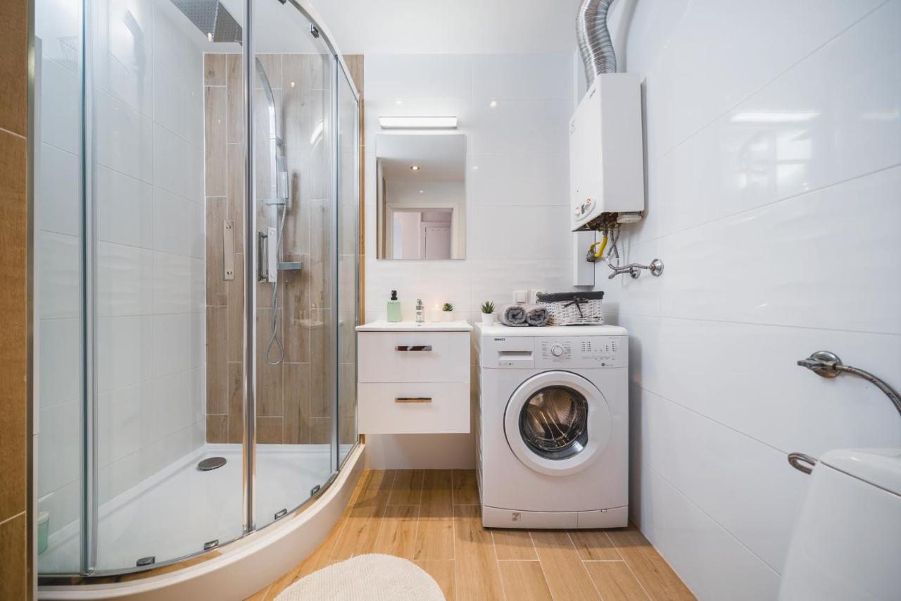 Sunshine Parkside Hideaway - 3 Bedroom - By Upstairs 克拉科夫 外观 照片
