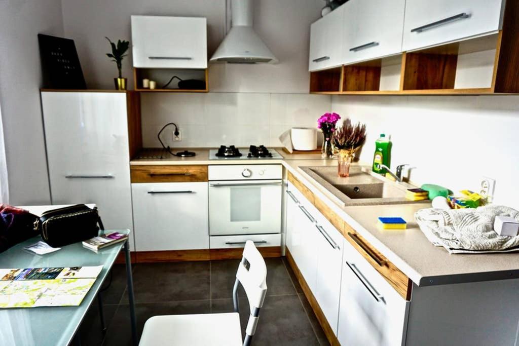 Sunshine Parkside Hideaway - 3 Bedroom - By Upstairs 克拉科夫 外观 照片